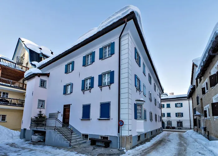 Chesa La Cuntainta - *