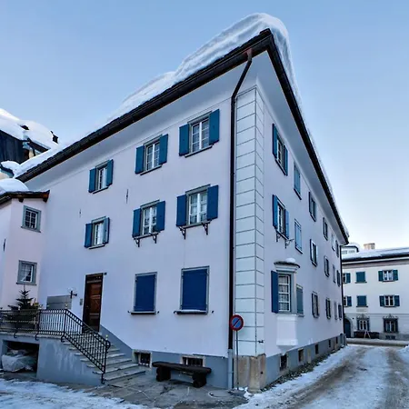 Chesa La Cuntainta - *